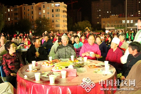 聯(lián)歡現(xiàn)場(chǎng) 三百余位居民齊聚一堂1_副本.jpg